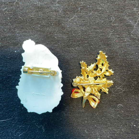 Two For One Hallmark Santa Unsigned Holly Brooches - Picture 4 of 5